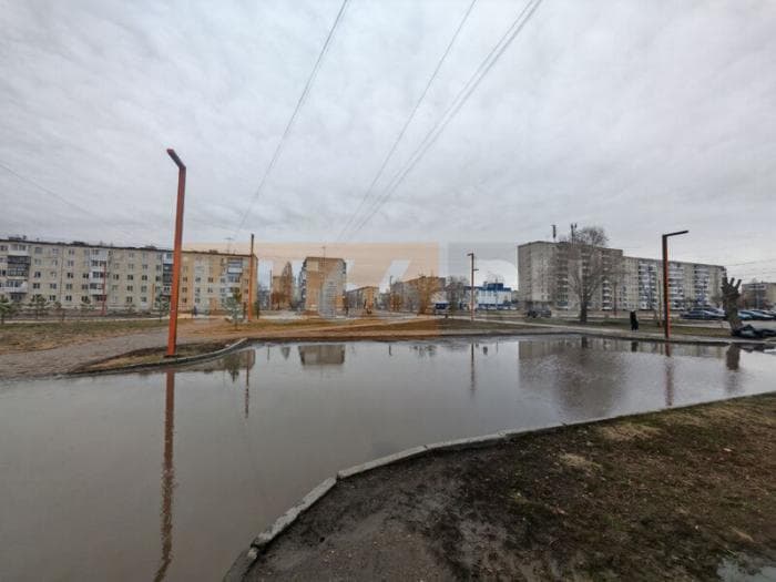 «Топит годами»: власти Каменска-Уральского проверяют жалобы на «болото» во дворе жилого дома