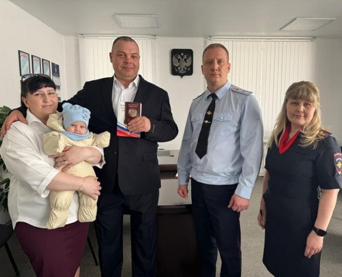 В Каменске-Уральском доброволец СВО из СНГ получил российский паспорт и готовится к новой жизни