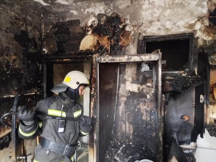 Пожар на проспекте Победы в Каменске-Уральском: спасены 2 человека, есть пострадавший. Фото