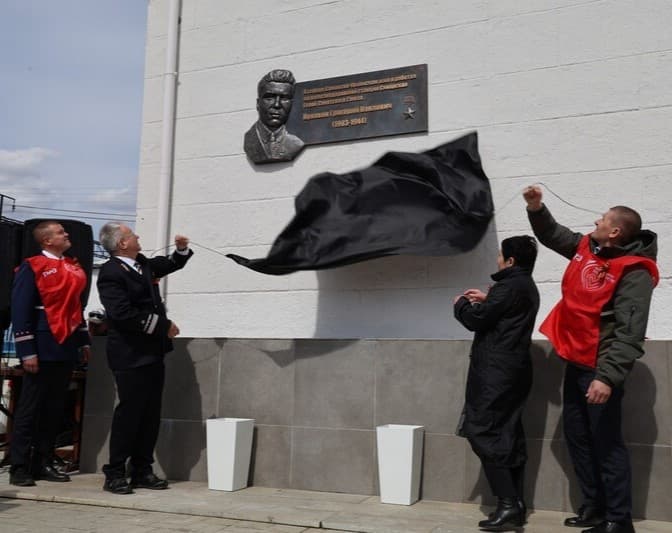 В память о подвиге: в Каменске-Уральском открыли мемориальную доску Григорию Кунавину