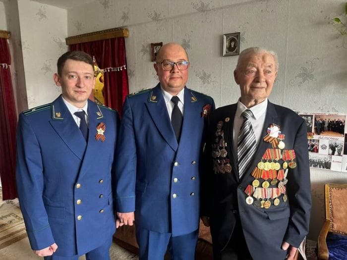 Как встречали героя: прокуратура Каменска-Уральского поздравила ветерана ВОВ