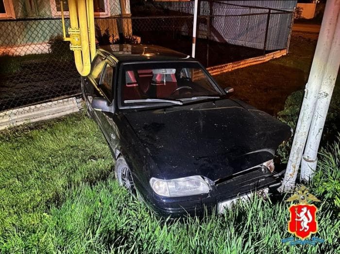 Инспекторы выясняют обстоятельства ДТП, где девушка перепутала педали и едва не оставила район Каменска-Уральского без газа