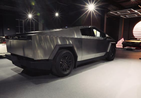 Маск, держись! В России его Cybertruck уже гоняет по музею в Верхней Пышме