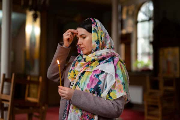 Священник объяснил, когда можно молиться на коленях и почему это важно