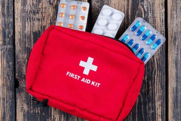 Что положить в аптечку путешественника: советы врача и список необходимого