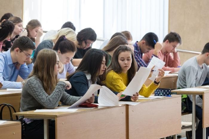 Выпускникам добавят ещё один экзамен — история может стать обязательной