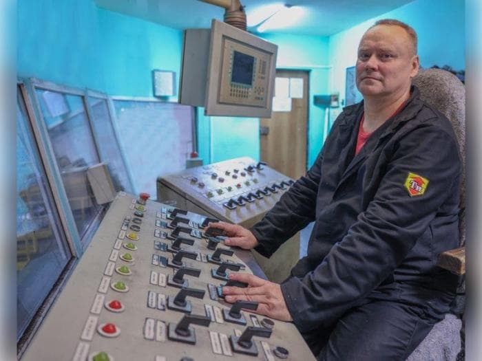 Почетный знак получил легенда производства: сотрудник СинТЗ удостоен высшей награды Урала