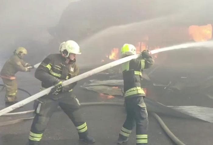 Огонь в гараже: как спасатели за 37 минут ликвидировали пожар в Каменске-Уральском
