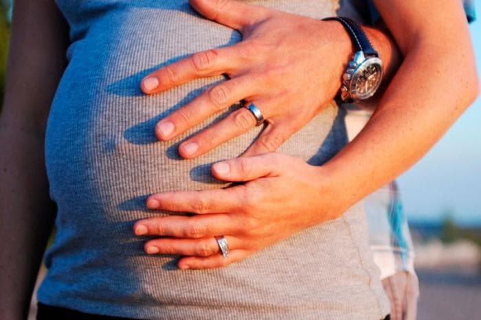 До 90 тысяч вместо 9: с 1 сентября студенткам начнут выплачивать повышенные пособия по беременности и родам