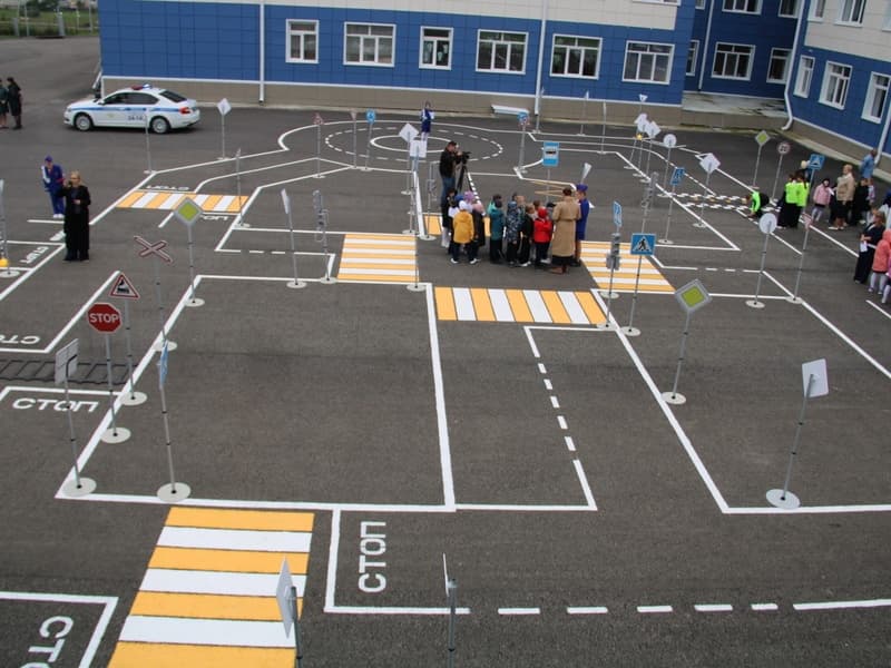 Открыли и научили: в Каменске-Уральском дети начали осваивать ПДД в автогородке