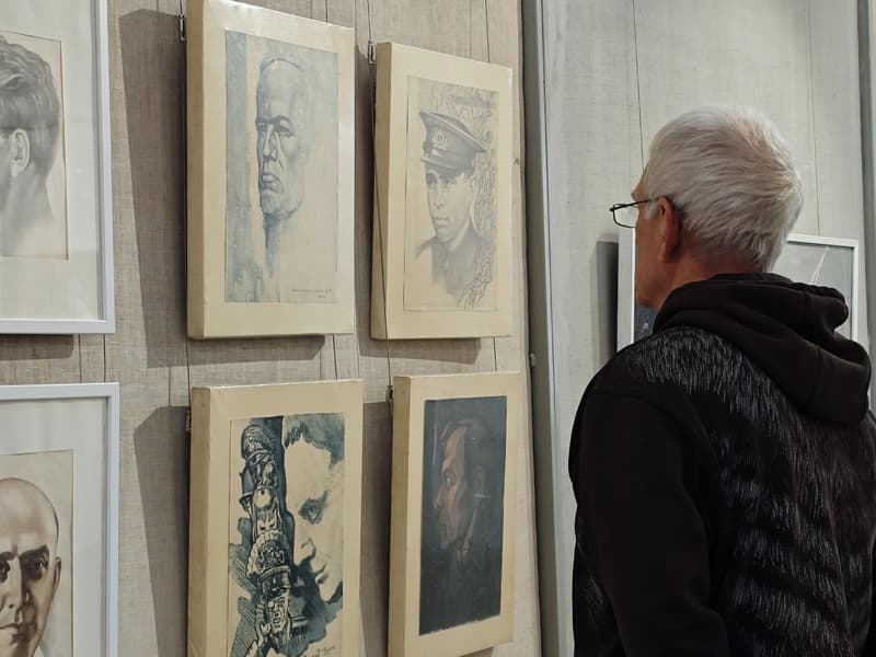 В Каменске-Уральском открыли три выставки подряд и показали неизвестные работы создателя Лося и Пушки