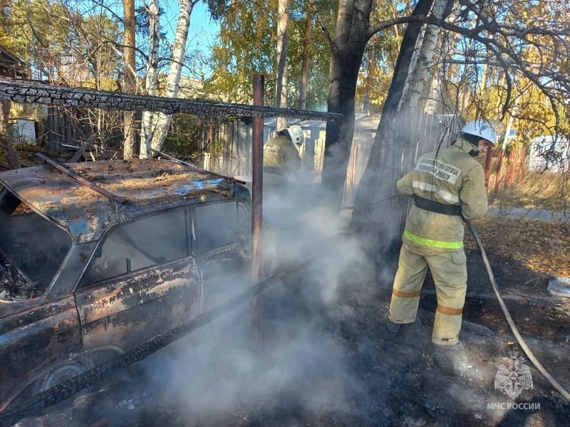 Огонь охватил жилой дом в Каменске-Уральском — крыша сгорела дотла
