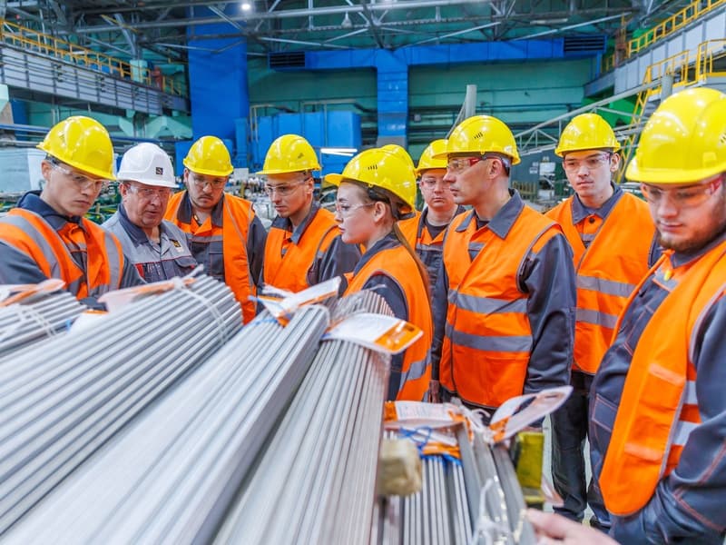 Студенты Каменска-Уральского познакомились с производством на Синарском трубном заводе