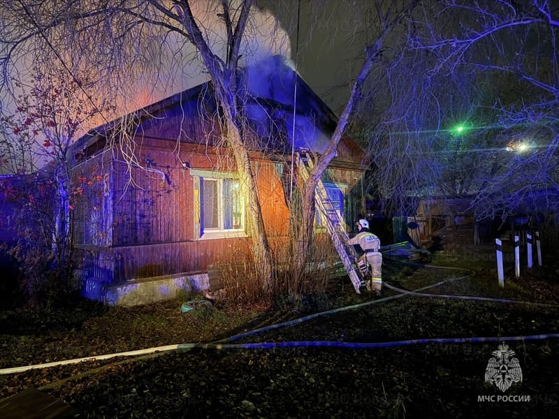 Пожар охватил дом на Станции УАЗ в Каменске-Уральском — жильцы чудом не пострадали