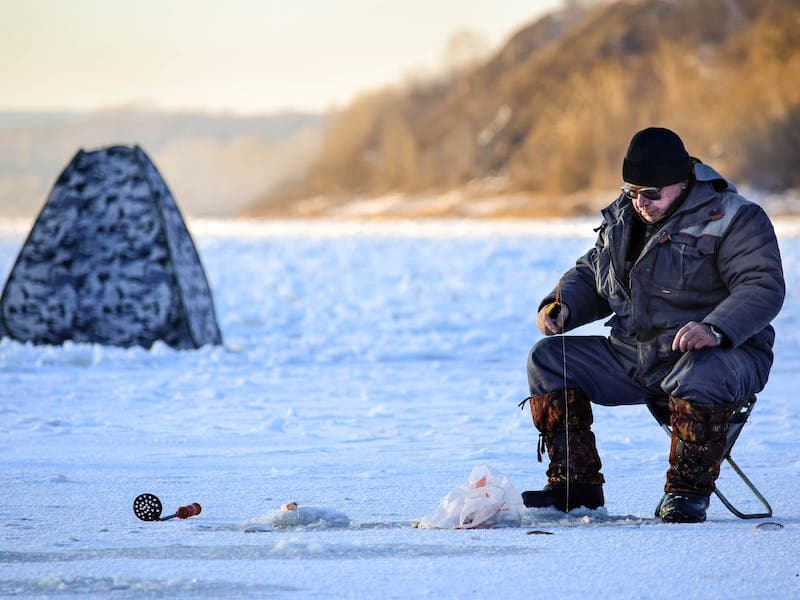 Уральцы открыли зимний сезон рыбалки, несмотря на тонкий лёд. Где и кого они ловят?