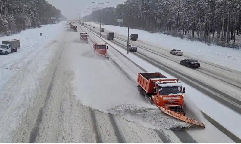 200 километров перекрыли не зря: уральские власти показали, как борются со снегопадом