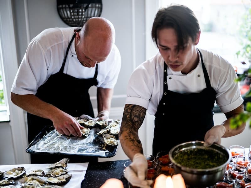 Зарплаты выросли, специалистов нет: в Свердловской области не хватает поваров
