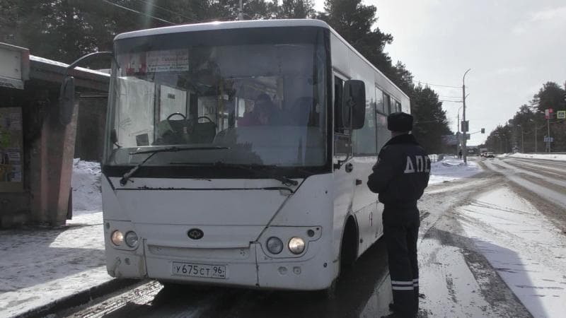 ГИБДД Каменска-Уральского проверяет автобусы: техсостояние, документы и детские перевозки