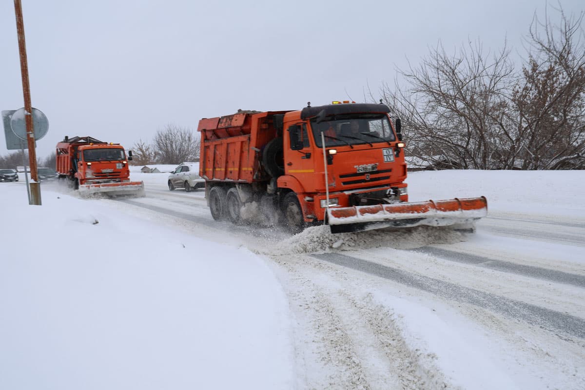 Очистка улиц от снега в Каменске-Уральском: работы на Каменской, Суворова и остановках — кто и как убирает