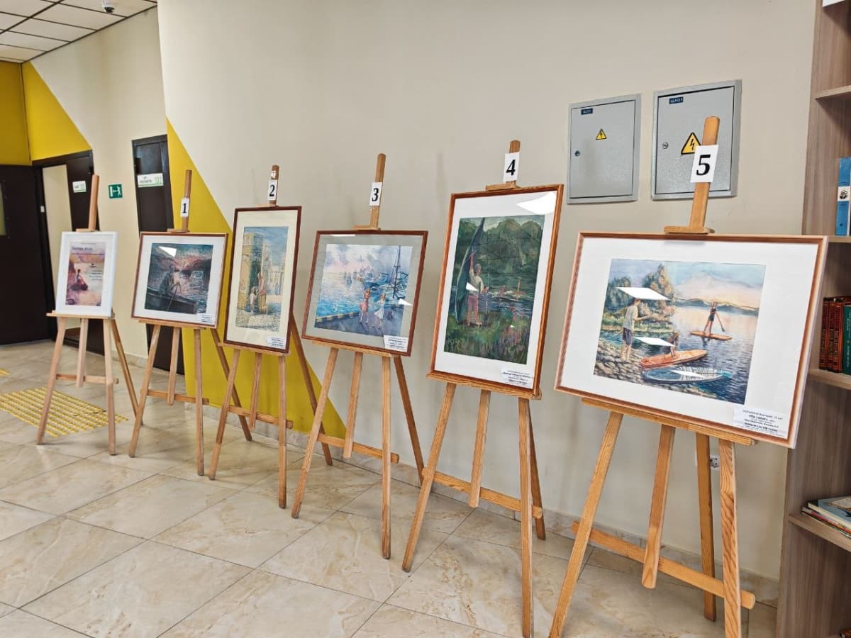 В Каменске-Уральском открылась выставка «Чистая вода» юных художников